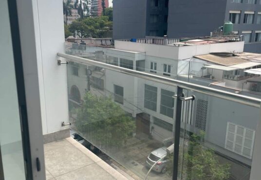 En venta departamento en Miraflores con vista de la calle Roma desde el balcón de la sala-comedor. Se aprecia el frondoso arbolado de la calle y a media cuadra la transitada Avenida Pardo. Excelente ubicación en corazón de Miraflores, con restaurantes, tiendas y vida nocturna a pasos del edificio. Unidad de dos dormitorios con acabados de lujo en edificio moderno con lobby y vigilancia 24 horas. ¡Llámenos para programar una visita!