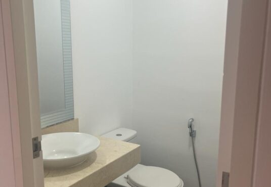 En venta departamento en Miraflores con baño de visitas de diseño moderno.