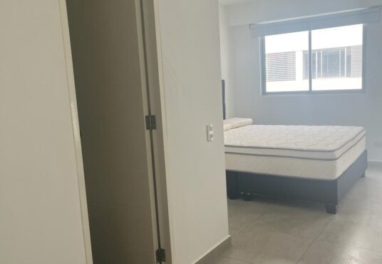 En venta departamento en Miraflores con 2ndo habitación amplia que cuenta con closet empotrado y baño privado.