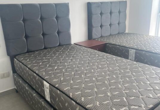 En venta departamento en Miraflores con amplia habitación principal que cuenta con walk-in closet y baño privado.